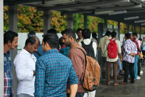 Para pekerja firma KPA Engineering berkumpul di Pusat Perkidmatan Kementerian Tenaga Manusia (MOM) di Bendemeer Road untuk menuntut gaji yang masih belum dibayar majikan mereka itu.