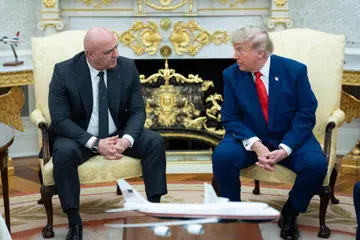 Presiden Amerika Syarikat, Donald Trump (kanan),  bersama Presiden Lebanon, Joseph Aoun, ketika menerima kunjungan beliau di Pejabat Oval, Rumah Putih di Washington pada 21 Julai 2026. Dalam pertemuan itu, Trump berjanji akan membantu Lebanon memperkukuh kestabilan negara serta menyokong usaha kerajaan Beirut melucutkan senjata Hezbollah dan meneruskan proses perdamaian dengan Israel.
