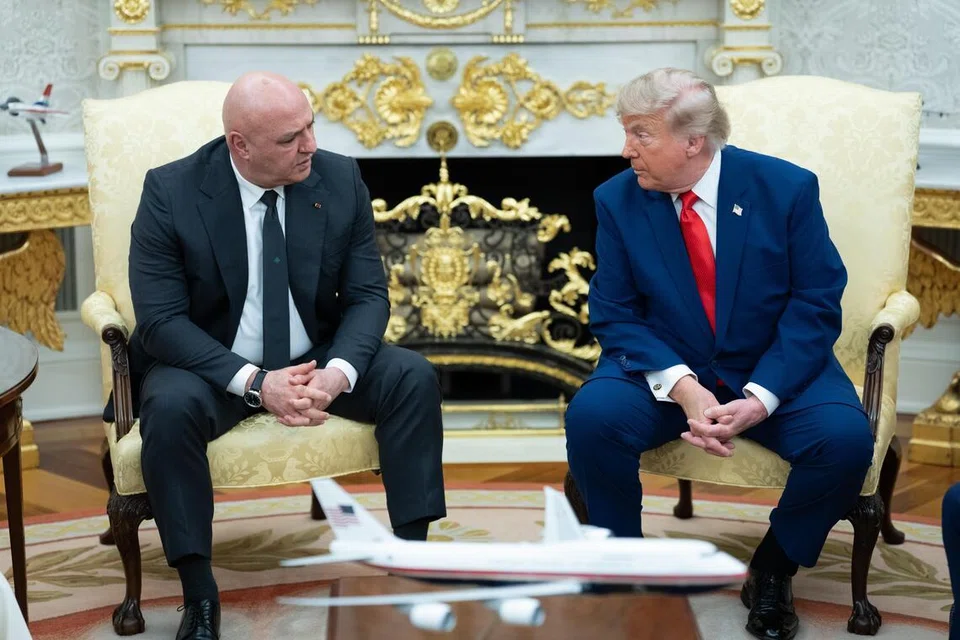 Presiden Amerika Syarikat, Donald Trump (kanan),  bersama Presiden Lebanon, Joseph Aoun, ketika menerima kunjungan beliau di Pejabat Oval, Rumah Putih di Washington pada 21 Julai 2026. Dalam pertemuan itu, Trump berjanji akan membantu Lebanon memperkukuh kestabilan negara serta menyokong usaha kerajaan Beirut melucutkan senjata Hezbollah dan meneruskan proses perdamaian dengan Israel.