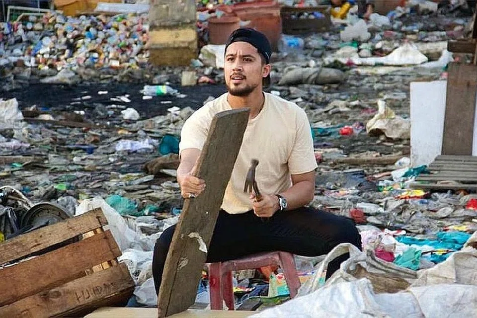 MENGINSAFKAN: Melihat realiti kehidupan di Kampung Sampah, Aliff dan isterinya, Bella Astillah menganggap akar kepada permasalahan sosial dalam masyarakat adalah kurangnya pendidikan. - Foto BH ONLINE