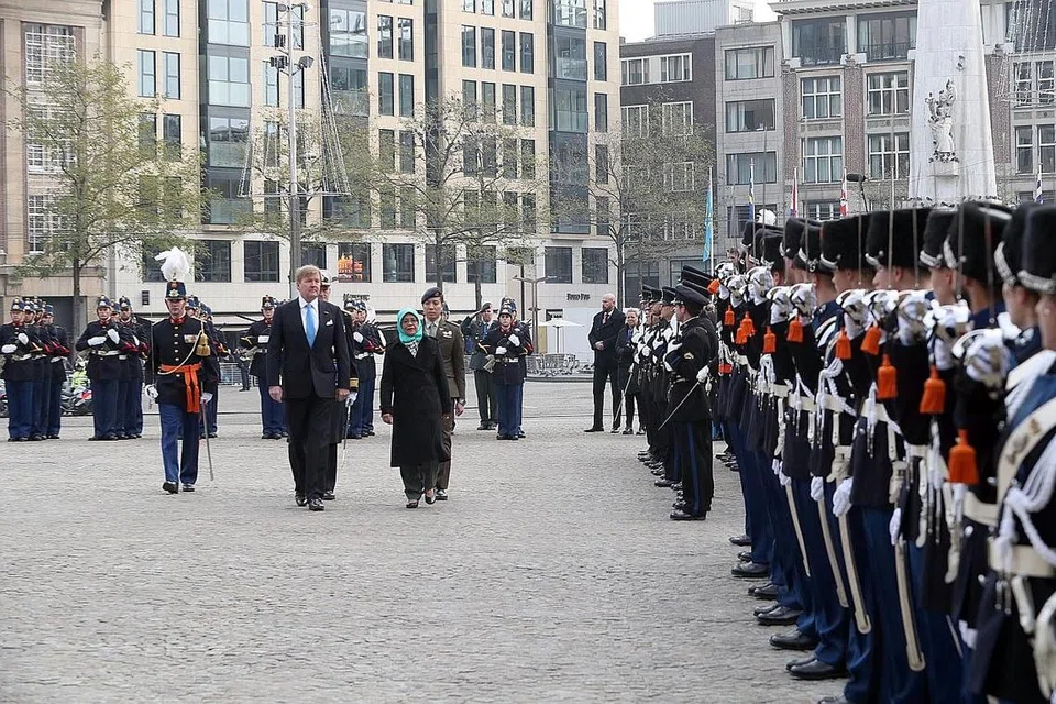 SAMBUTAN PENUH ISTIADAT: Puan Halimah Yacob, yang disambut oleh Raja Willem-Alexander, memeriksa perbarisan kehormatan merangkumi pegawai tentera udara, darat, polis tentera dan laut Belanda di Dam Square, Amsterdam. - Foto MCI
