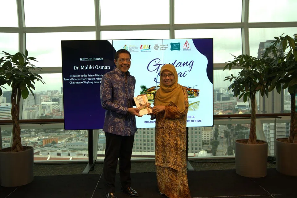 KONGSI PENGALAMAN: Penulis buku ‘The Beam of Malay Culture’, Cik Dewani Abbas (kanan) bersama Menteri di Pejabat Perdana Menteri merangkap Menteri Kedua (Ehwal Luar merangkap Pendidikan), Dr Mohamad Maliki Osman di majlis pelancaran buku itu.