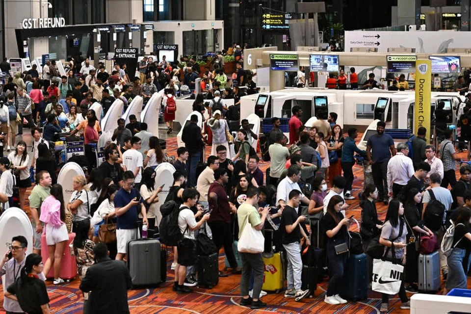 Daftar masuk penumpang untuk beberapa syarikat penerbangan di Terminal 4 Lapangan Terbang Changi terjejas pada 19 Julai disebabkan oleh gangguan sistem teknologi maklumat berkaitan dengan pengemaskinian perisian firma keselamatan siber CrowdStrike. 