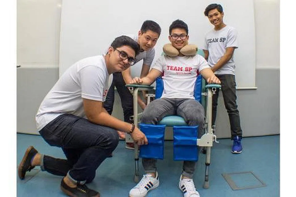 MENAMBAH BAIK KERUSI: Kumpulan pelajar yang memperhalusi kerusi bagi kegunaan pesakit dan warga tua, (dari kiri) Encik Akshay Raj Singh, Encik Luo Yu Lin, Encik Poh Jun Hui dan Encik Elfy Hafiyan Suhaimi. Seorang lagi anggota, Encik Sim Woe Sheng, tiada dalam gambar.- Foto ihsan MUHAIMIN SUZAINI