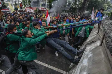 Sekumpulan mahasiswa merobohkan penghadang semasa protes anti-pemerintah berhampiran Istana Presiden di Jakarta, Indonesia, pada 17 Februari 2025. Ratusan mahasiswa mengadakan demonstrasi bagi membantah dasar terbaru pemerintah berkaitan kecekapan bajet.