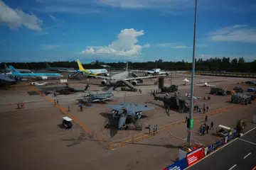 Barisan pameran statik sewaktu Pertunjukan Udara 2022. Angkatan Udara Republik Singapura (RSAF) menetapkan pendekatan berbilang kaedah agar ia berupaya merekrut pegawai terbaik untuk menyertai pasukannya. (Gambar sisipan) Panglima Tentera Udara, Mejar Jeneral Kelvin Khong.