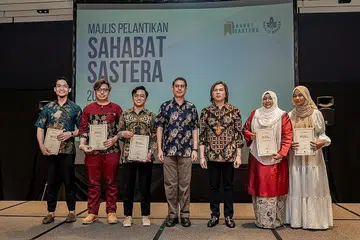 PEJUANG SASTERA: Dr Faishal dan Dr Azhar (empat dan lima dari kiri) bersama lima daripada enam Sahabat Satera baru - (dari kiri) Encik Mohamad Tauhid Mohd Bakhit, Encik Muhammad Fadli Idris, Encik Raditya Secondatama, Cik Norasiken Md Noor, dan Cik Farah Salim. Seorang lagi, Encik Amirul Hakim, tiada dalam gambar. - Foto BH oleh NUR DIYANA TAHA
