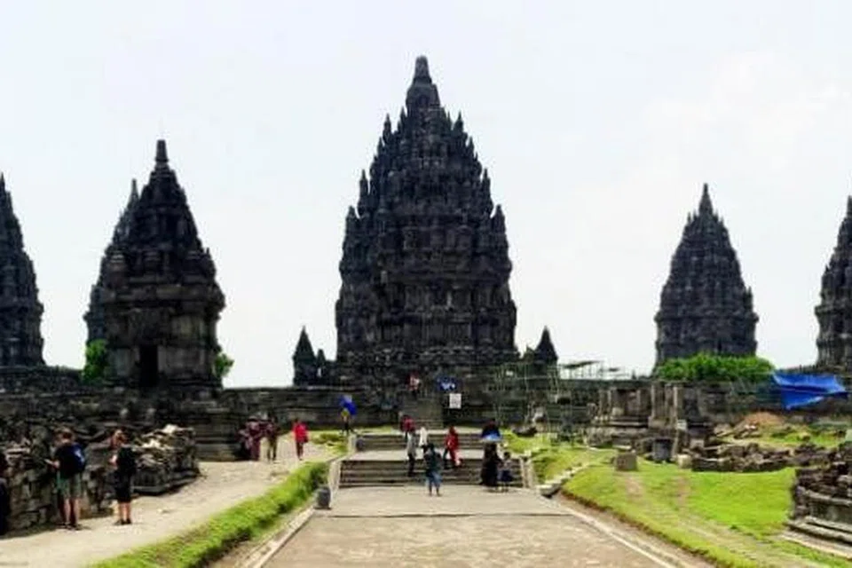 MEGAH BERDIRI: Dengan struktur yang tinggi dan megah berdiri, pemandangan Candi Prambanan sentiasa menarik perhatian pelancong. - Foto-foto NABILAH Z.JAMARI