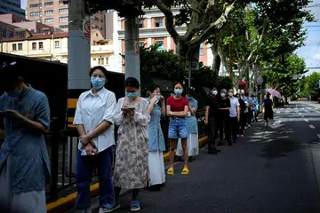ARAHAN YANG TIDAK DIJANGKA: Para penduduk di Shanghai, China beratur untuk menjalani ujian Covid-19 besar-besaran yang tidak dijangka bagi kebanyakan penduduk hujung minggu ini. - Foto REUTERS
