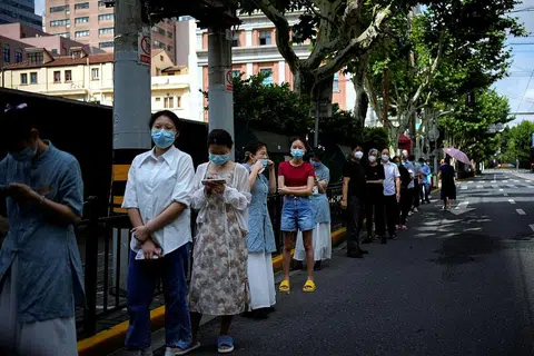 ARAHAN YANG TIDAK DIJANGKA: Para penduduk di Shanghai, China beratur untuk menjalani ujian Covid-19 besar-besaran yang tidak dijangka bagi kebanyakan penduduk hujung minggu ini. - Foto REUTERS