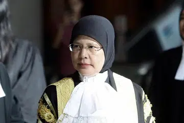 Ketua Hakim Negara Malaysia, Tun Tengku Maimun Tuan Mat (gambar) mengetuai panel lapan hakim yang membuat keputusan membenarkan petisyen dikemukakan peguam, Cik Nik Elin Zurina Nik Abdul Rashid dan anaknya, Tengku Yasmin Nastasha Tengku Abdul Rahman untuk membatalkan 18 kesalahan syariah dalam Enakmen Kanun Jenayah Syariah (I) Kelantan 2019.