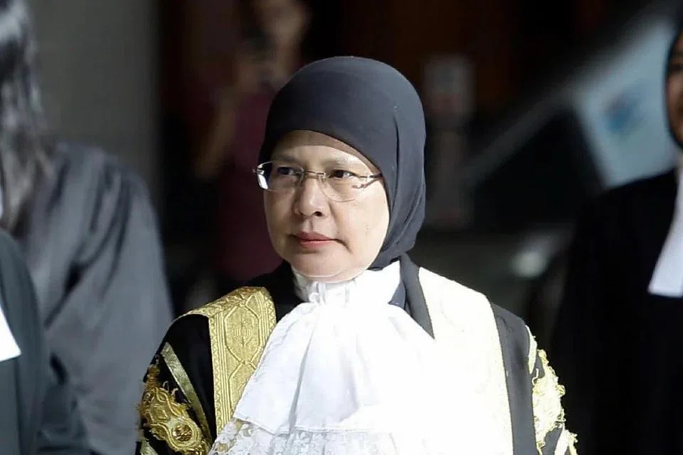 Ketua Hakim Negara Malaysia, Tun Tengku Maimun Tuan Mat (gambar) mengetuai panel lapan hakim yang membuat keputusan membenarkan petisyen dikemukakan peguam, Cik Nik Elin Zurina Nik Abdul Rashid dan anaknya, Tengku Yasmin Nastasha Tengku Abdul Rahman untuk membatalkan 18 kesalahan syariah dalam Enakmen Kanun Jenayah Syariah (I) Kelantan 2019.