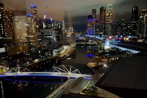 Pemandangan bandar yang bercahaya dari bilik di Pan Pacific Melbourne.