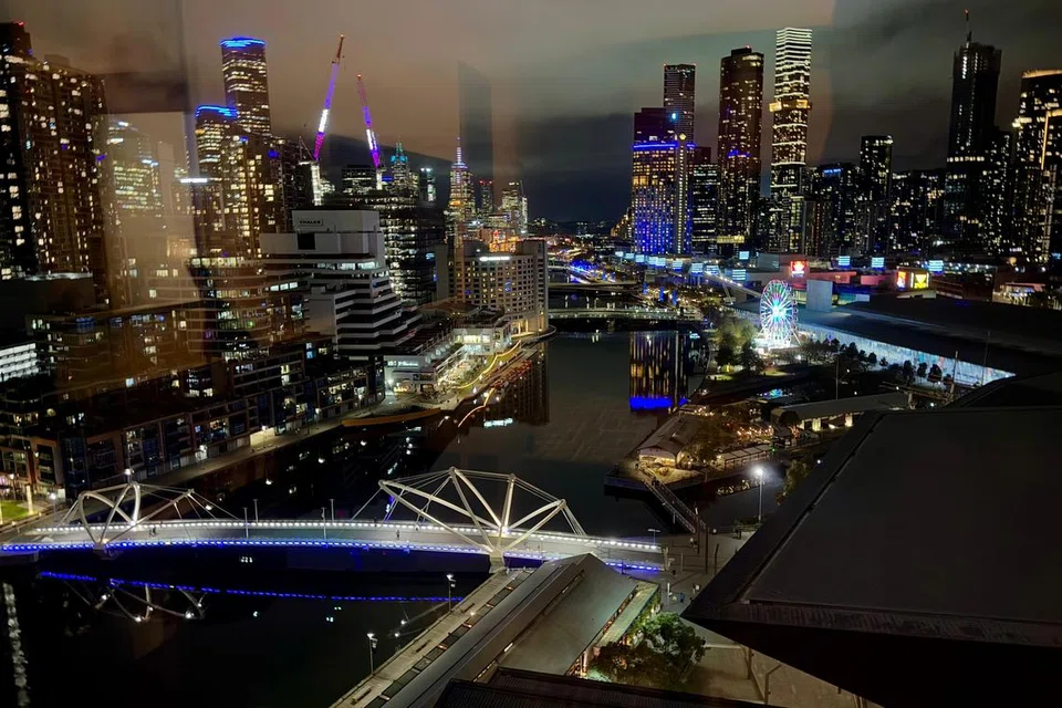 Pemandangan bandar yang bercahaya dari bilik di Pan Pacific Melbourne.