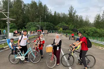 RANCANGAN SPONTAN: Cik Fatin (empat dari kiri) dan Encik Qayyum (kanan) bersama anak mereka Hassan (dua dari kanan) meluangkan masa bersama kakak Cik Fatin, Cik Nur Kamilah (tiga dari kanan) dan suami Encik Khairul Ruzaini serta anak-anak mereka Naufal Nael (kiri) dan Naela Zara (tiga dari kiri) di Coney Island hujung minggu lalu. - Foto ihsan Fatin Liyana Abdul Rahman 