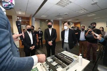 HAB INOVASI GLOBAL: Menteri Perdagangan dan Perusahaan Chan Chun Sing (tiga dari kiri) menghadiri pelancaran Hab Inovasi Global syarikat Dell Technologies semalam. Pusat itu akan memberi tumpuan pada bidang seperti realiti tambahan atau gabungan, analisis data dan bandar digital. - Foto BH oleh TIMOTHY DAVID