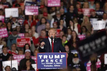 Encik Donald Trump berkempen di Toledo pada Khamis (27 Okt). 