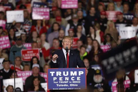 Encik Donald Trump berkempen di Toledo pada Khamis (27 Okt). 