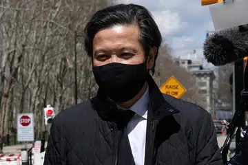 DIDAPATI BERSALAH: Bekas pegawai bank Goldman Sachs, Roger Ng didapati bersalah oleh Mahkamah AS kerana melakukan konspirasi menyeleweng ratusan juta dolar daripada syarikat pelaburan 1MDB. - Foto REUTERS
