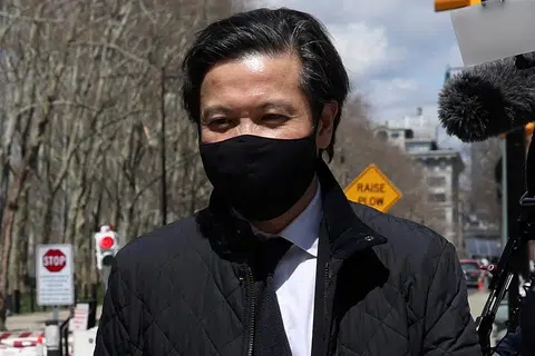DIDAPATI BERSALAH: Bekas pegawai bank Goldman Sachs, Roger Ng didapati bersalah oleh Mahkamah AS kerana melakukan konspirasi menyeleweng ratusan juta dolar daripada syarikat pelaburan 1MDB. - Foto REUTERS