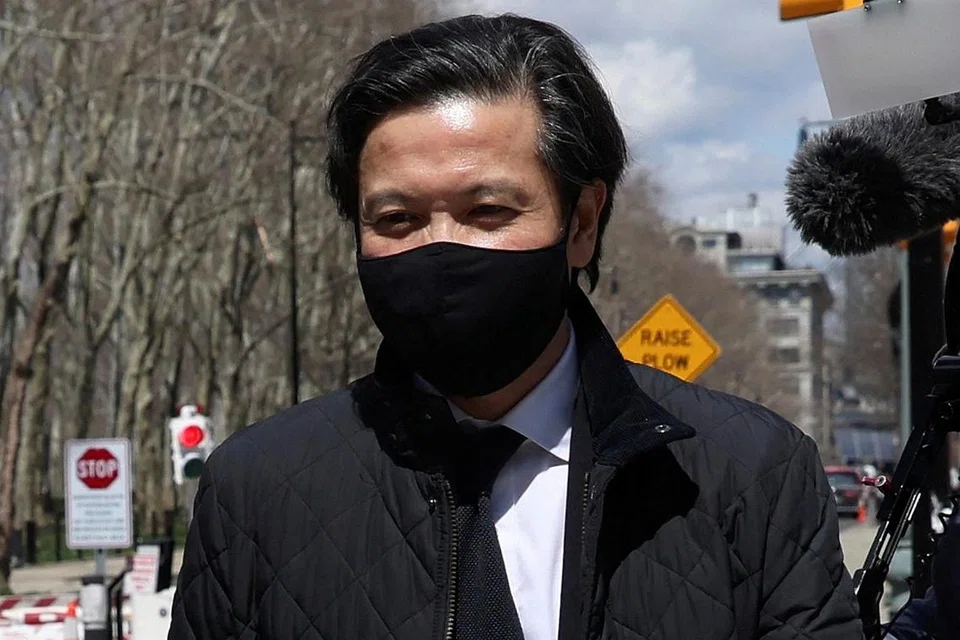 DIDAPATI BERSALAH: Bekas pegawai bank Goldman Sachs, Roger Ng didapati bersalah oleh Mahkamah AS kerana melakukan konspirasi menyeleweng ratusan juta dolar daripada syarikat pelaburan 1MDB. - Foto REUTERS