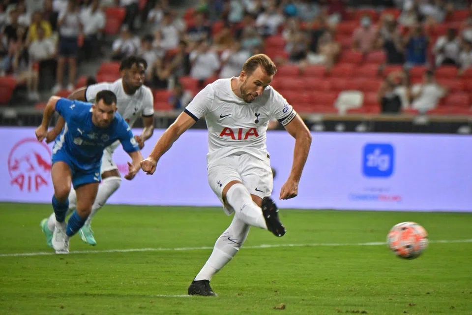 SENTUHAN BERMAKNA: Penyerang Tottenham Hotspur, Harry Kane, menjaringkan gol menerusi sepakan penalti di minit terakhir separuh masa pertama semasa menentang pasukan Liga Perdana Singapura, Lion City Sailors (LCS) di Stadium Negara pada Rabu.