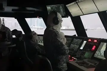 Anak kapal LMV menjalani latihan di pusat simulasi LMV di Pangkalan Laut Tuas.