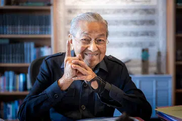 Tun Dr Mahathir Mohamad, Perdana Menteri Malaysia dua kali masih sihat dan aktif walaupun usianya mencapai satu abad pada 10 Julai 2025.