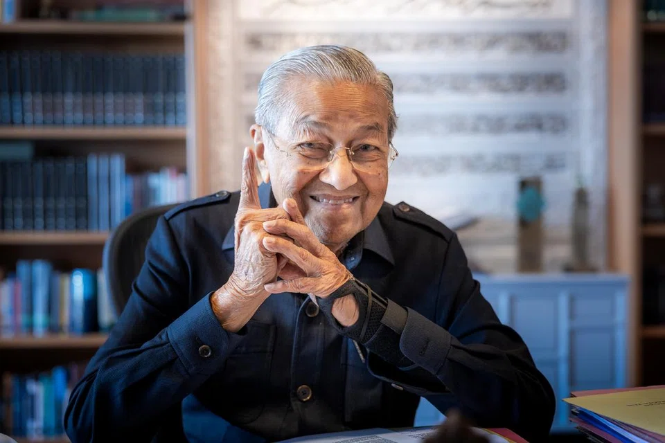 Tun Dr Mahathir Mohamad, Perdana Menteri Malaysia dua kali masih sihat dan aktif walaupun usianya mencapai satu abad pada 10 Julai 2025.