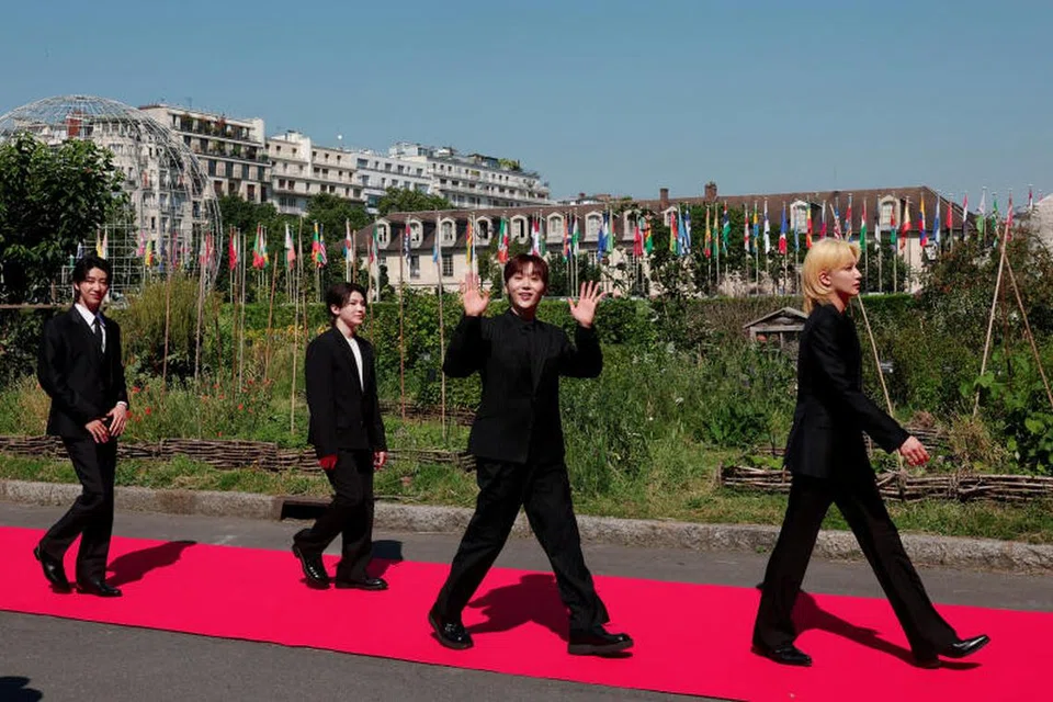Kumpulan Seventeen cukup terharu apabila dicalonkan sebagai Duta Muhibah pertama Pertubuhan Pendidikan, Saintifik dan Kebudayaan Bangsa-Bangsa Bersatu (Unesco). Mereka melancarkan program geran bersama untuk projek belia serata dunia, ‘Going Together – For Youth Creativity and Well-Being’, yang menyaksikan Seventeen menyalur AS$1 juta ($1.3 juta) bagi membiayai inisiatif tersebut.