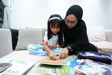 Cik Siti Elyzza Badar Amir Hussain Shah memastikan buku sekolah anak sulungnya Elliya Sophia Mohammad Sofian sudah siap dinamakan sebelum dia mula Darjah 1 pada 2 Januari.