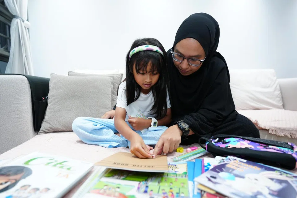Cik Siti Elyzza Badar Amir Hussain Shah memastikan buku sekolah anak sulungnya Elliya Sophia Mohammad Sofian sudah siap dinamakan sebelum dia mula Darjah 1 pada 2 Januari.