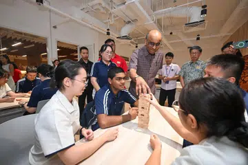 Presiden Tharman Shanmugaratnam bersama benefisiari dari badan A Good Place di One Holland Village pada 11 Februari.