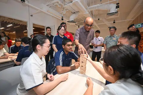 Presiden Tharman Shanmugaratnam bersama benefisiari dari badan A Good Place di One Holland Village pada 11 Februari.