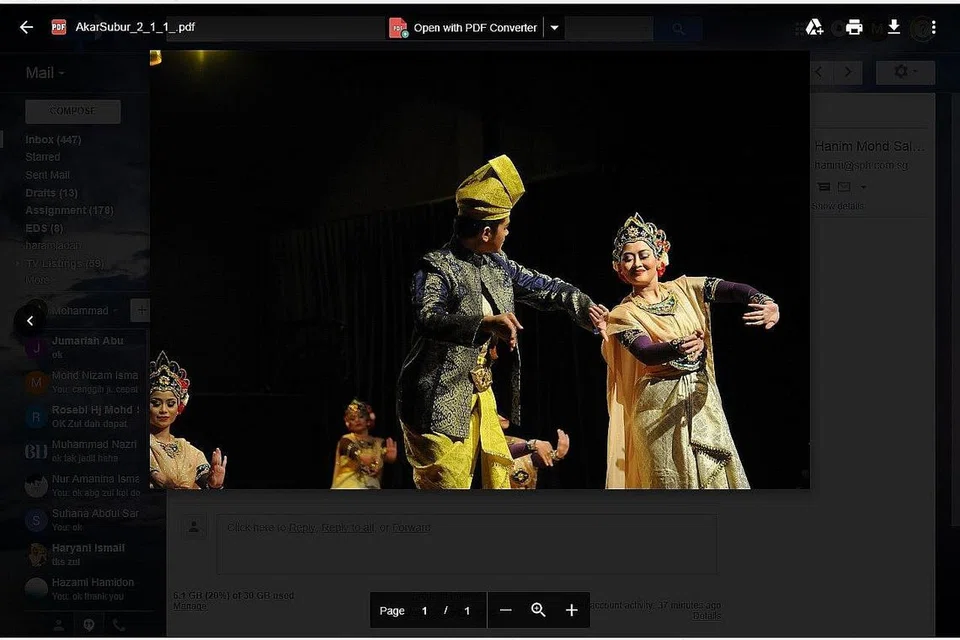 PERSEMBAHAN RENCAM: Tarian berciri tradisional makyung akan dipersembahkan gabungan kumpulan Sriwana dan Era Dance Theatre dalam pementasan Akar Subur tahun lalu. PENYERTAAN GOLONGAN MUDA: Akar Subur akan menampilkan karya daripada 16 pereka tari muda Singapura. - Foto-foto ERA DANCE THEATRE