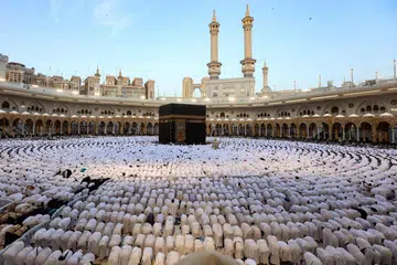 Bersujud di Masjidil Haram di Makkah
