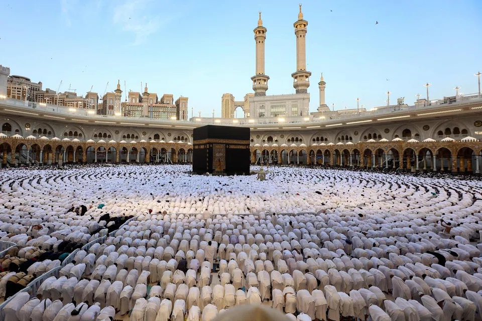 Bersujud di Masjidil Haram di Makkah