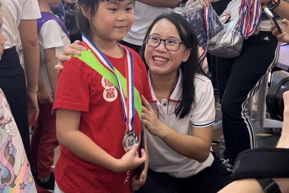 Penasihat kedua kepada pertubuhan akar umbi Kembangan-Chai Chee, Dr Choo Pei Ling memberi hadiah dan piala kepada kanak-kanak Yayasan Masyarakat PAP (PCF) yang telah menyertai Hari Sukan, di mana Dr Choo juga telah melibatkan diri dan bermain bersama. 