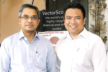 TUNGGAK NIAGA: Ketua Pegawai Eksekutif (CEO) MyFinB.com (kanan) memiliki anak syarikat MyFinB Sdn Bhd, Encik M. Nazri Muhammad; bersatu tenaga dengan cendekiawan kewangan Islam tersohor di Malaysia yang juga Pengerusi Amanie Group, Datuk Dr Mohd Daud Bakar. - Gambar fail