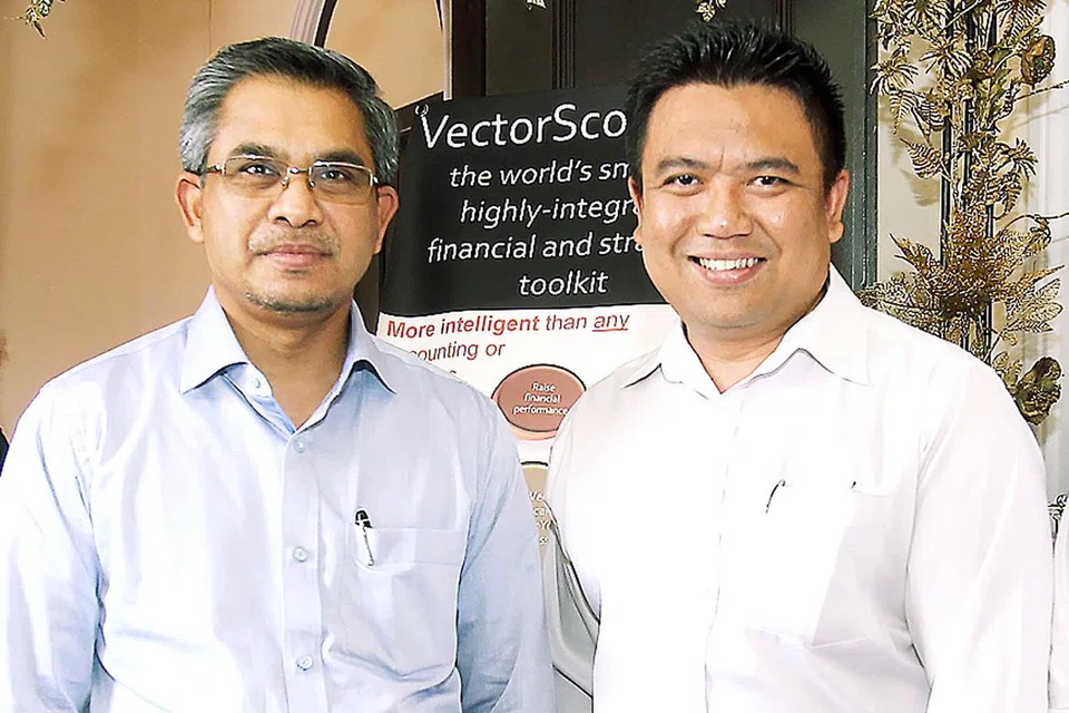 TUNGGAK NIAGA: Ketua Pegawai Eksekutif (CEO) MyFinB.com (kanan) memiliki anak syarikat MyFinB Sdn Bhd, Encik M. Nazri Muhammad; bersatu tenaga dengan cendekiawan kewangan Islam tersohor di Malaysia yang juga Pengerusi Amanie Group, Datuk Dr Mohd Daud Bakar. - Gambar fail