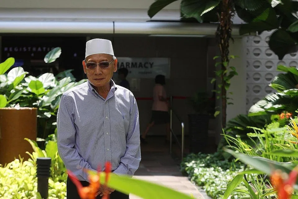 LEBIH LIMA DEKAD BERKHIDMAT: Atendan penjagaan kesihatan kanan di jabatan pembedahan ortopedik SGH, Encik Abdul Karim Sitri, masih cergas melakukan kerja yang memerlukan beliau banyak berjalan. - Foto BH oleh TIMOTHY DAVID