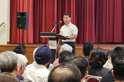 Menteri Pembangunan Negara, Encik Desmond Lee, mengumumkan Skim Penjagaan Keluarga (FCS) yang akan dilancarkan mulai pertengahan 2025 semasa menghadiri sesi dialog di Kelab Masyarakat The Frontier pada 6 November.