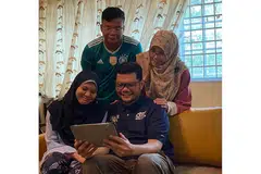 SUMBANGAN MAKSIMUM: Bagi memastikan simpanan Medisave yang cukup, Encik Firoze Ismail (duduk kanan), yang bekerja sendiri, memastikan beliau membuat sumbangan maksimum kepada Medisave. - Foto ihsan FIROZE ISMAIL