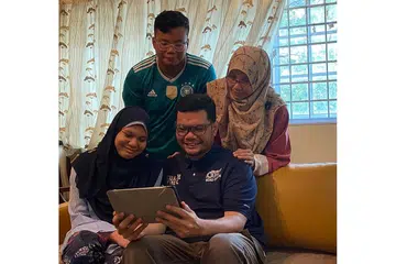 SUMBANGAN MAKSIMUM: Bagi memastikan simpanan Medisave yang cukup, Encik Firoze Ismail (duduk kanan), yang bekerja sendiri, memastikan beliau membuat sumbangan maksimum kepada Medisave. - Foto ihsan FIROZE ISMAIL