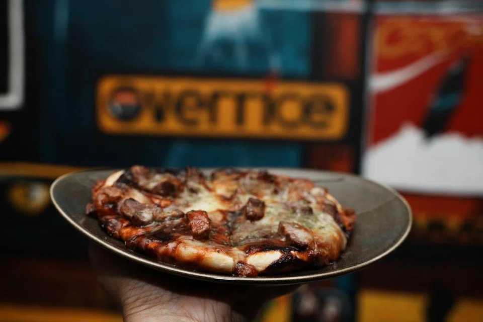 Sebagai usaha mengurangkan pembaziran makanan, Overrice memanfaatkan lebihan hirisan daging ;Wagyu; daripada hidangan ‘Wagyu Rice Bowl’ sebagai bahan tambahan atau ‘topping’ untuk hidangan ‘Wagyu Pizza’.