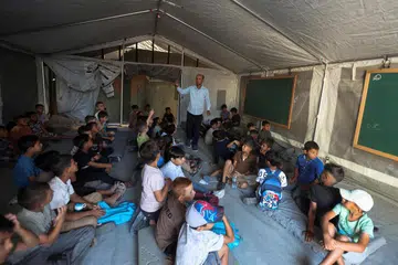 Para pelajar Gaza menghadiri hari pertama tahun persekolahan baharu di dalam bilik darjah khemah di sebuah sekolah di Khan Younis, selatan Jaluran Gaza, pada 19 September.
