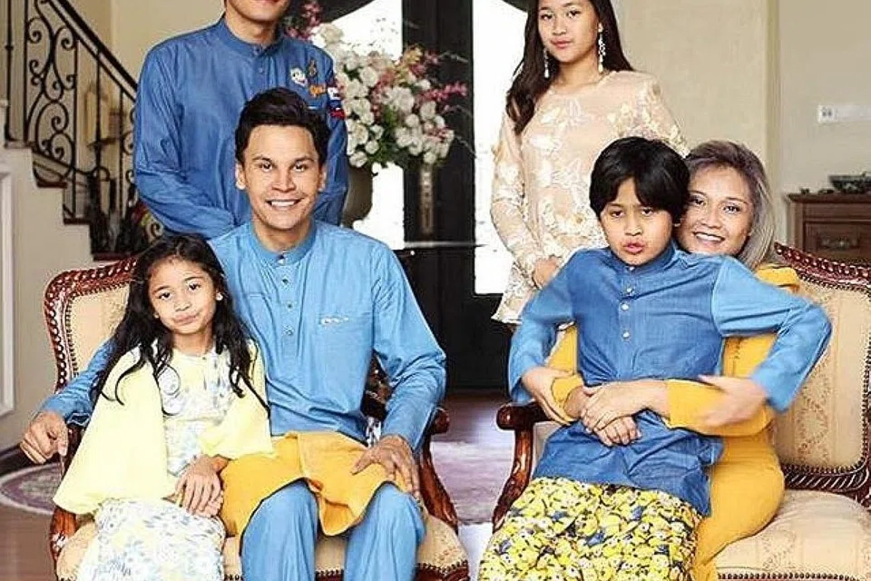 FOKUS PADA KELUARGA: Anggota KRU, Edry Abdul Halim (duduk, kiri) mahu meluangkan masa bersama keluarga selepas pembubaran KRU. Beliau dirakam bersama bersama isteri Milia Mohamed (duduk, kanan) dan anak (dari belakang, kiri, ikut putaran jam) Emil, Edylia, Emery dan Elya. - Foto INSTAGRAM EDRY ABDUL HALIM