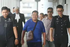 Mahkamah Sesyen Kuala Lumpur pada 22 April mengenakan hukuman denda RM12,000 terhadap seorang pekebun sawit, Samsuri Ramli, 45 tahun (tengah), kerana membuat hantaran bersifat mengancam kepada Yang di-Pertuan Agong menerusi Facebook.