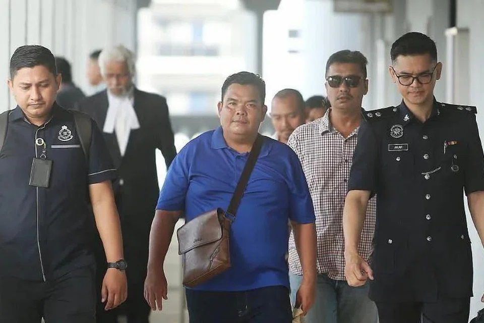 Mahkamah Sesyen Kuala Lumpur pada 22 April mengenakan hukuman denda RM12,000 terhadap seorang pekebun sawit, Samsuri Ramli, 45 tahun (tengah), kerana membuat hantaran bersifat mengancam kepada Yang di-Pertuan Agong menerusi Facebook.
