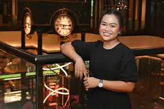 TERIMA ANUGERAH: Cik Qistina Muhamad Ja'afar merupakan antara penerima anugerah guru di Majlis Penyampaian Biasiswa Guru anjuran MOE di Orchard Hotel Singapore semalam. Beliau akan melanjutkan pengajian di peringkat sarjana muda dalam bidang bahasa dan sastera Melayu di NTU-NIE dan akan menjadi guru yang mengajar subjek bahasa Melayu dan Pendidikan Perwatakan dan Kewarganegaraan (CCE) kelak.